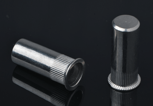 Rozsdamentes acélból származó countersunk fejkaros test szegecs anyák zárt végtípus